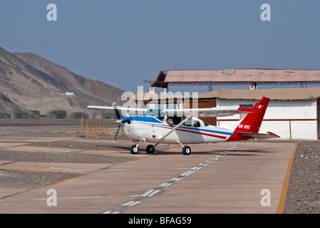Cessna-Flugzeuge, die die Passagiere für einen Flug über die Nazca-Linien, Nazca, Peru Stockfoto