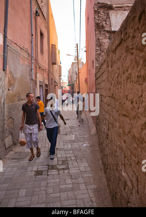 Marrakesch, Marokko - Menschen auf der schmalen Straße in Medina. Stockfoto