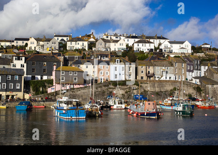 Boote im Hafen von Mevagissey; Cornwall Stockfoto