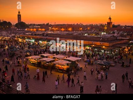 Marrakesch, Marokko - Abend Aussicht auf dem Djemaa el Fna Platz. Stockfoto