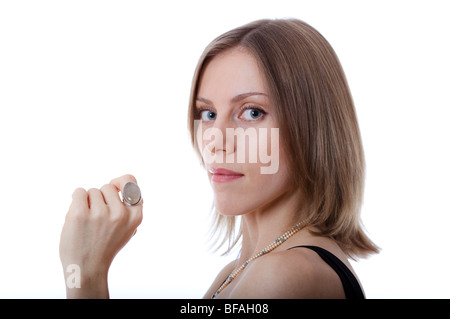 Porträt einer jungen Frau mit Designer-Schmuck, Perlenkette und einem großen Quarz-ring Stockfoto