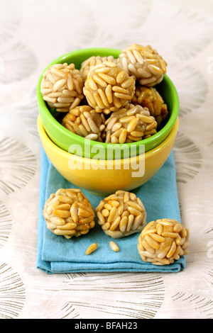 Kiefer-Kernel "Panellets". Marzipan-Gebäck Rezept zur Verfügung. Stockfoto