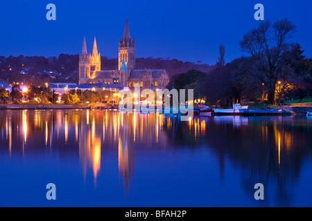 Truro Cathedral in der Nacht; Suche entlang Fluss Fal; Cornwall Stockfoto