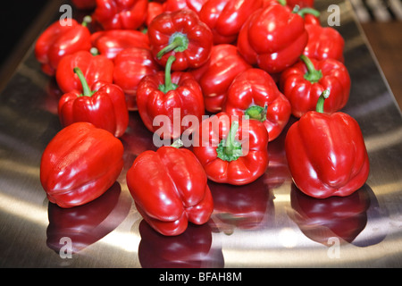 Rote Paprika auf Metall Kugel Stockfoto