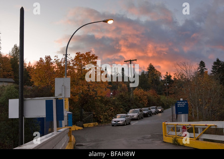 Autos warten, bis die letzte Fähre am Mill Bay Ferry Terminal, Vancouver Island, Britisch-Kolumbien Stockfoto