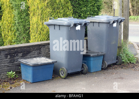 2 Wheelie-Kästen und 2 recycling Kästen aufgereiht außerhalb des Hauses auf die Erfassung des Wartens durch die Müllabfuhr Stockfoto