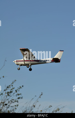 Cessna F152 Flugzeug nähert sich Wellesbourne Flugplatz, Warwickshire, UK Stockfoto