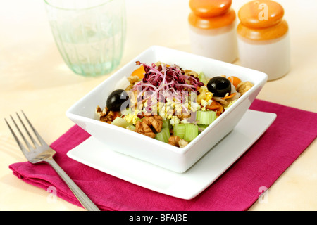 Salat von Sellerie und Walnüsse. Rezept zur Verfügung. Stockfoto