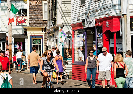 Geschäfte entlang der Strasse Commerce, Provincetown, Cape Cod, Massachusetts, USA Stockfoto