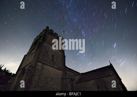 St.Michael Kirche am Guiting Power in den Cotswolds und Sternspuren. Stockfoto