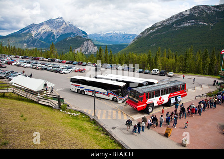 Busse auf dem Parkplatz am Sulphur Mountain Gondola in Banff, Albert; Kanada Stockfoto