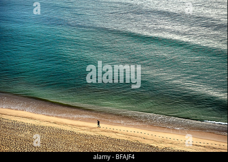 Luftaufnahme von ein Mann läuft am Strand Long Beach Nook, Truro, Cape Cod, Massachusetts, USA Stockfoto
