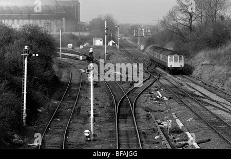 Zug vorbei an drei Türme Junction, Coventry, West Midlands, England, Großbritannien 1987 Stockfoto