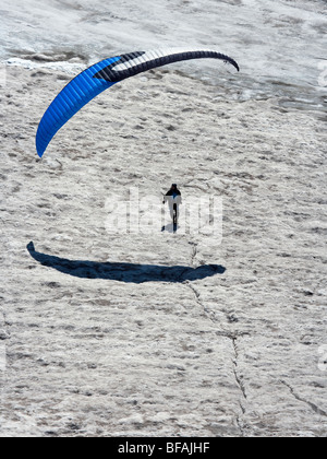 Paraglading über einen Gletscher. Mont Blanc Monte Bianco Haute Savoie Frankreich Europa Alpen Alpi Stockfoto