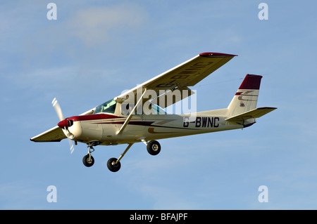 Cessna 152 Flugzeug nähert sich Wellesbourne Flugplatz, Warwickshire, UK Stockfoto