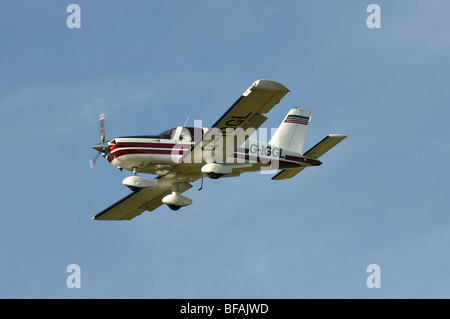 Socata TB10 Tobago Flugzeug nähert sich Wellesbourne Flugplatz, Warwickshire, UK Stockfoto