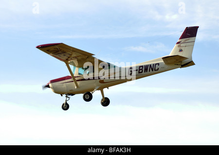 Cessna 152 Flugzeug nähert sich Wellesbourne Flugplatz, Warwickshire, UK Stockfoto