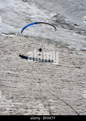 Paraglading über einen Gletscher. Mont Blanc Monte Bianco Haute Savoie Frankreich Europa Alpen Alpi Stockfoto