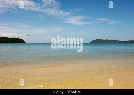 Para-Segeln vor der Küste von Langkawi in Malaysia. Stockfoto