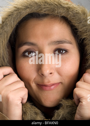 Nahaufnahme Foto von einem jungen Mädchen Winter Haube Stockfoto