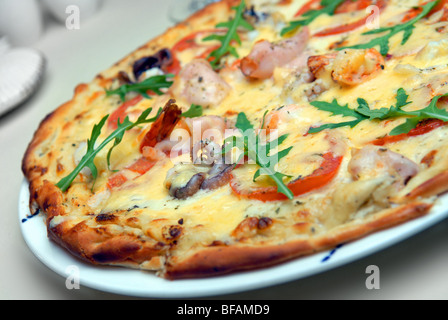 Pizza mit Meeresfrüchten und Grüns Stockfoto