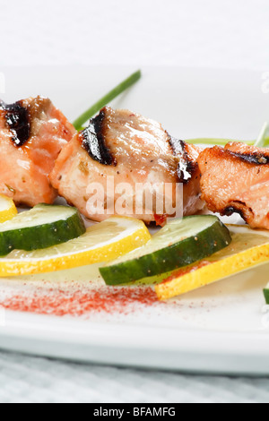 Gegrillter Lachs mit Zitrone Stockfoto