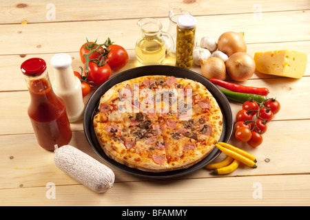 Ein paar leckere Pizzen mit rohen Tomaten, Paprika und Champignons Stockfoto