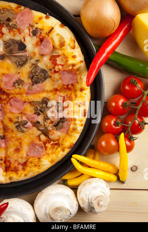 Ein paar leckere Pizzen mit rohen Tomaten, Paprika und Champignons Stockfoto