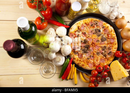 Ein paar leckere Pizzen mit rohen Tomaten, Paprika und Champignons Stockfoto