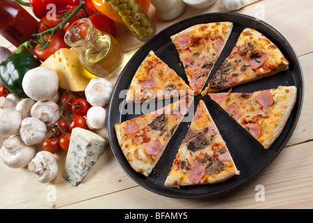 Ein paar leckere Pizzen mit rohen Tomaten, Paprika und Champignons Stockfoto