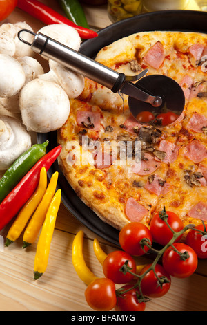 Ein paar leckere Pizzen mit rohen Tomaten, Paprika und Champignons Stockfoto