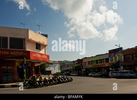 Eine Reihe von Motorräder geparkt vor Geschäften in der Stadt Kuah in Langkawi, Malaysia.  Foto von Gordon Scammell Stockfoto