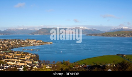 Am frühen Morgen Blick über Gourock von bekannten Greenock Naturschönheit mit den Fluss Clyde und Argyle Hügeln im Hintergrund. Stockfoto