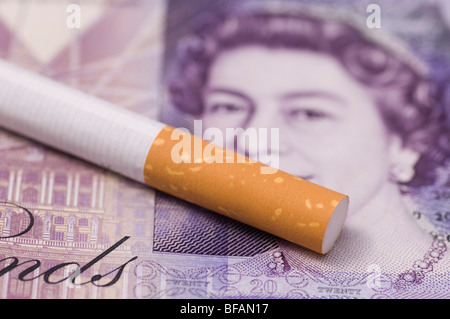 Zigarette über britisches Geld Stockfoto