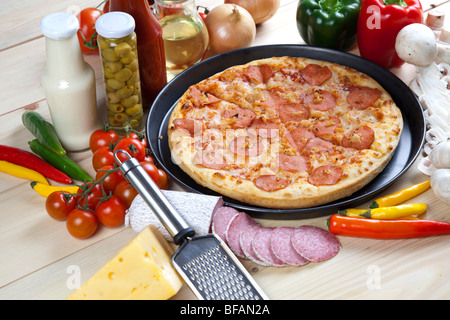 Ein paar leckere Pizzen mit rohen Tomaten, Paprika und salami Stockfoto