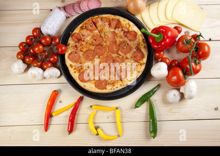 Ein paar leckere Pizzen mit rohen Tomaten, Paprika und salami Stockfoto