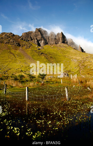 Der Old Man of Storr im trüben Nebel, Isle Of Skye, Highlands, Schottland, Vereinigtes Königreich. Stockfoto