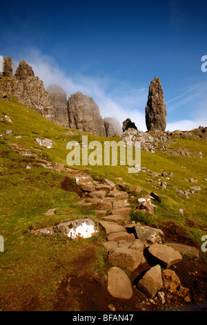 Der Old Man of Storr Pfad im trüben Nebel, Isle Of Skye, Highlands, Schottland, Vereinigtes Königreich. Stockfoto