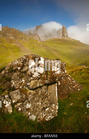 Der Old Man of Storr im trüben Nebel, Isle Of Skye, Highlands, Schottland, Vereinigtes Königreich. Stockfoto