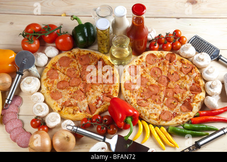 Ein paar leckere Pizzen mit rohen Tomaten, Paprika und salami Stockfoto