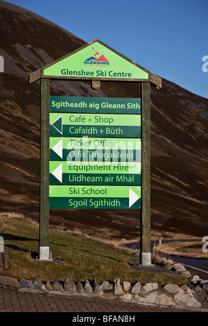 Bi-lingual Zeichen, Glenshee schottischen Ski Center, Braemar, Aberdeenshire, Cairngorms National Park, Schottland, Großbritannien Stockfoto