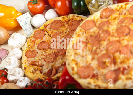 Ein paar leckere Pizzen mit rohen Tomaten, Paprika und salami Stockfoto