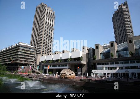 Barbican Centre & Wohntürme, London Stockfoto