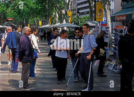 Teenager mit Krücken, La Rambla, Stadt Barcelona, Provinz Barcelona, Spanien Stockfoto