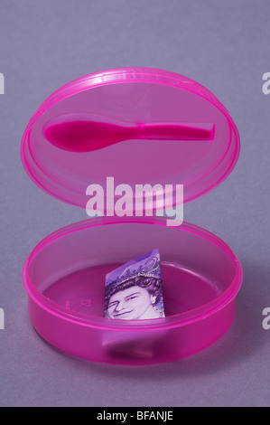 Britische zwanzig Pfund Geld in ein rosa Lunch-box Stockfoto