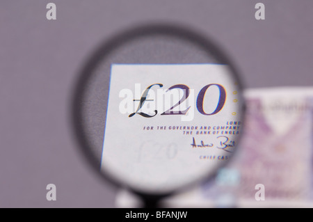 20-Pfund-Banknote durch ein Vergrößerungsglas Stockfoto