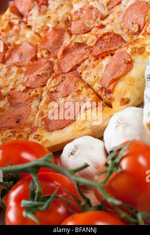 Ein paar leckere Pizzen mit rohen Tomaten, Paprika und salami Stockfoto