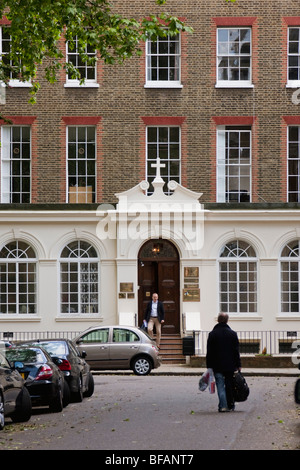 Mann zu Fuß in Kensington Square, London England Stockfoto