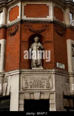 Stein Statue von Sir Thomas More in rotem Backstein Nische, an der Ecke der Carey Street und Serle Street, London, England gelegen Stockfoto