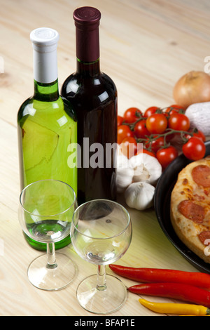 Ein paar leckere Pizzen mit rohen Tomaten, Paprika und salami Stockfoto